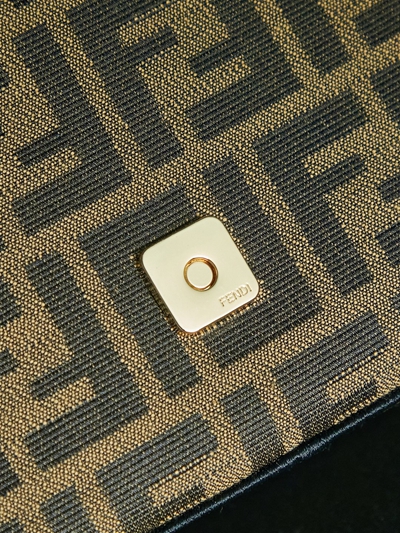 フェンディバッグ角部分ディテール